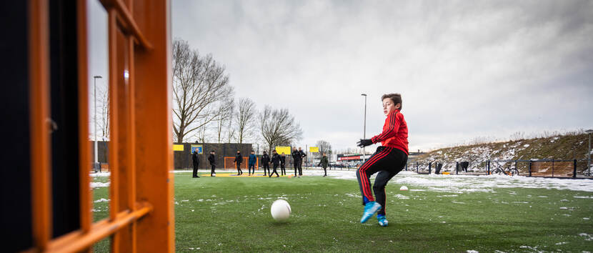 jongen, voetballen