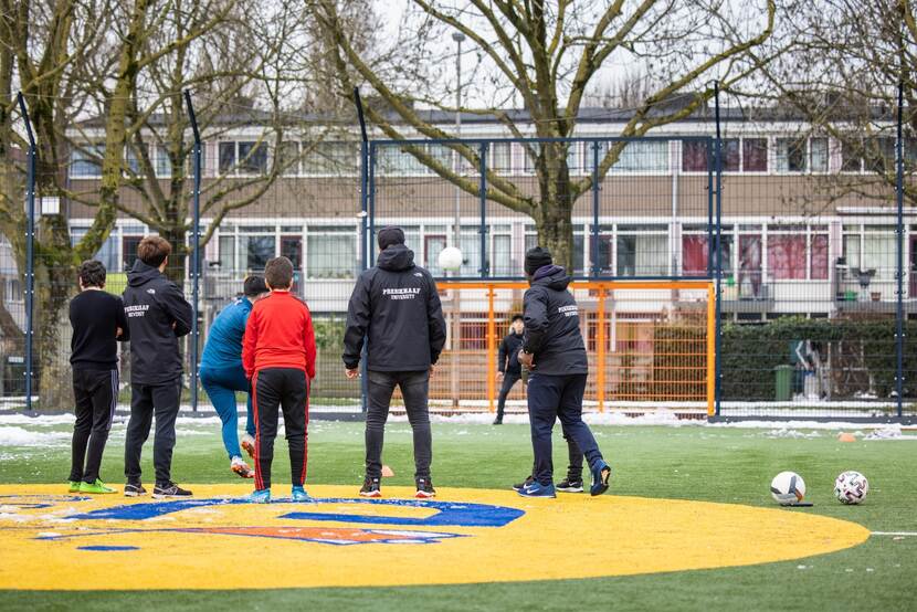 Jongeren op speelveld