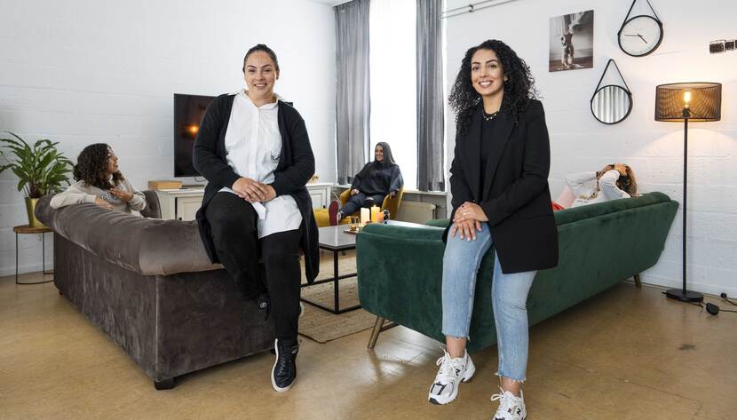 Hanae Hadouche in de meidenkamer in Utrecht Overvecht