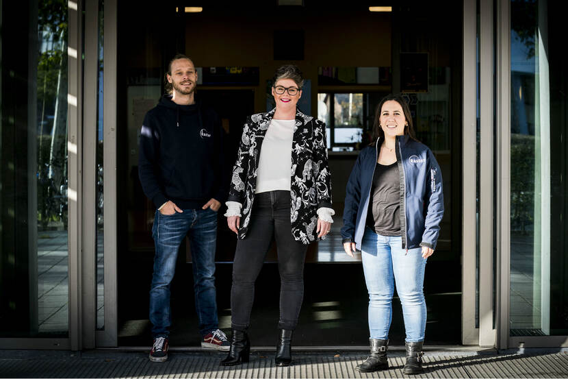 Geertje Kleine Schaars met twee collega-jongerenwerkers.